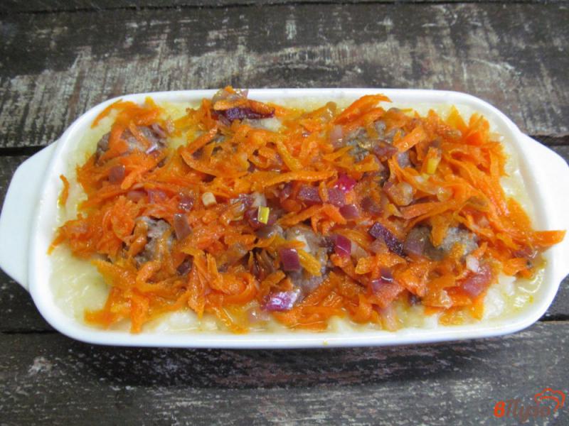 Фото приготовление рецепта: Запеканка из картофеля с фрикадельками шаг №6