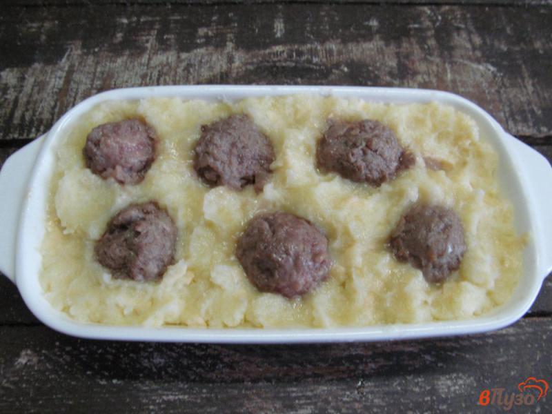 Фото приготовление рецепта: Запеканка из картофеля с фрикадельками шаг №5