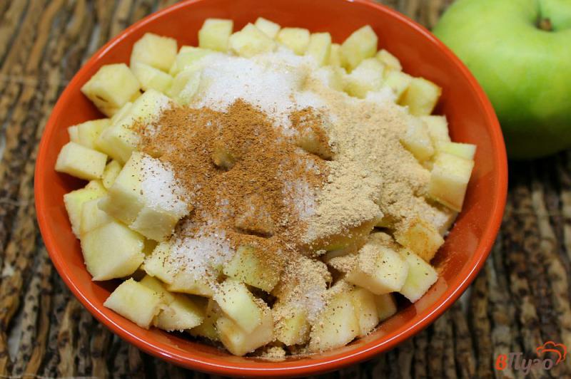 Фото приготовление рецепта: Слойки с яблоком и лесным орехом шаг №2