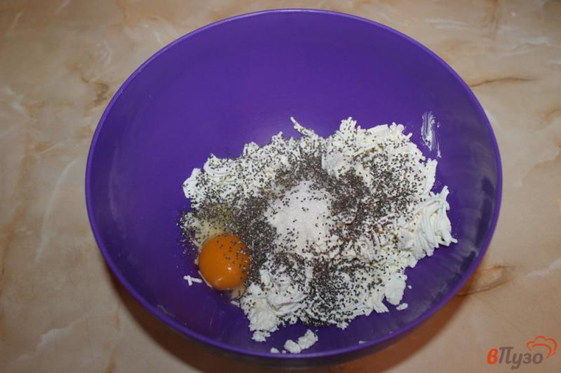 Фото приготовление рецепта: Сырники с семенами чиа и изюмом шаг №3
