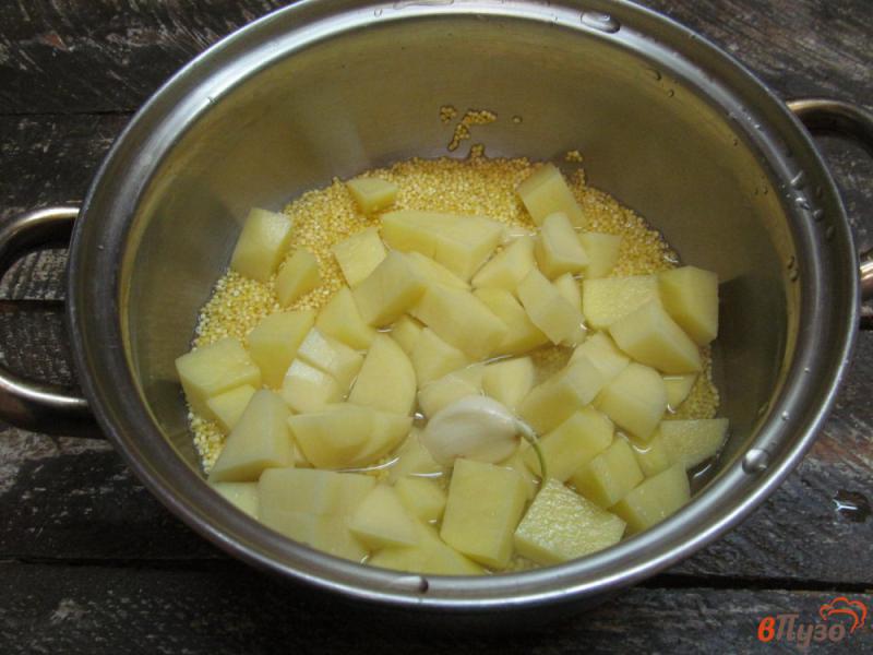 Фото приготовление рецепта: Пшеничный суп с яйцом шаг №2
