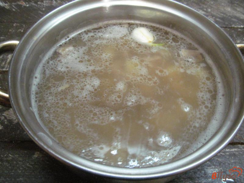Фото приготовление рецепта: Пшеничный суп с яйцом шаг №3