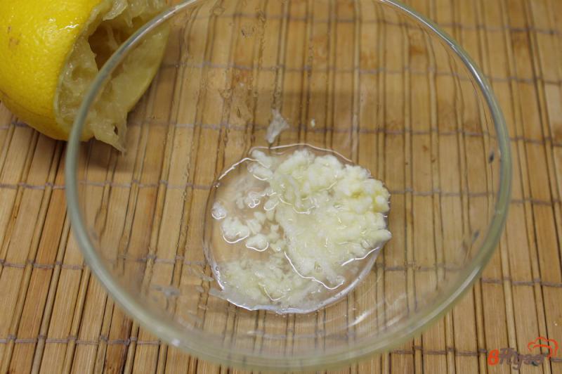 Фото приготовление рецепта: Салат айсберг с сыром и чесночным соусом шаг №3