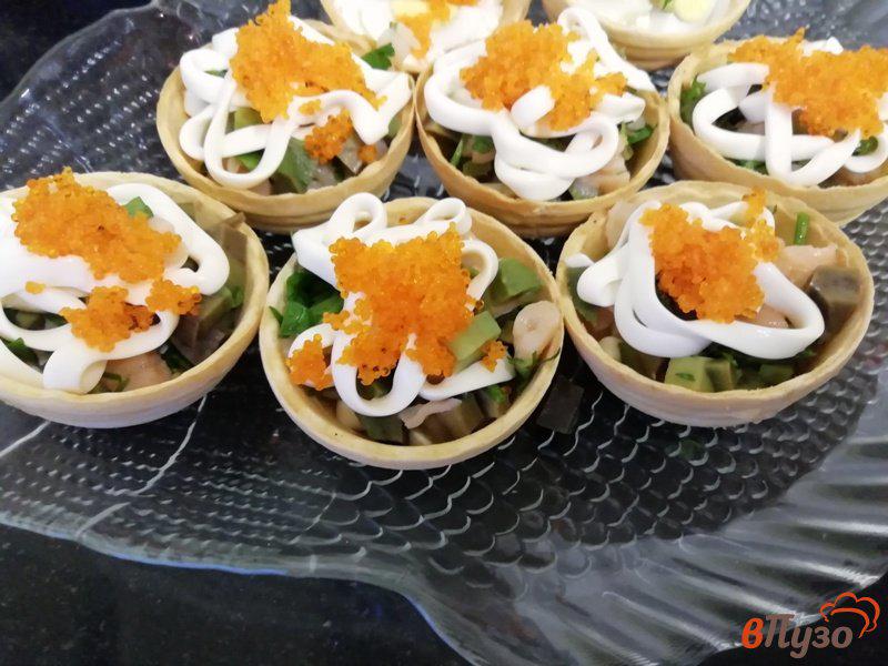 Фото приготовление рецепта: Тарталетки с сёмгой и авокадо шаг №4