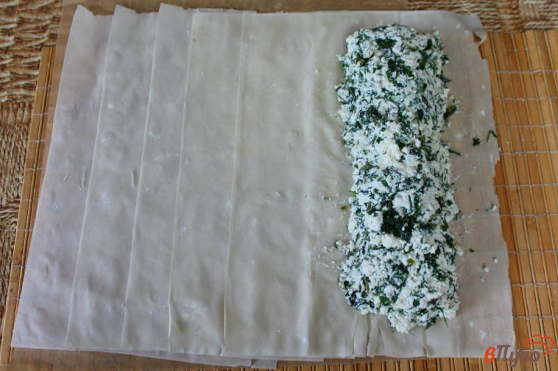 Фото приготовление рецепта: Пирог с творогом, чесноком и зеленью шаг №5