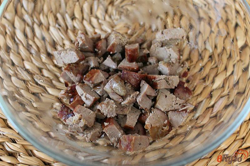 Фото приготовление рецепта: Салат с утиной печенью, яблоками и орехами шаг №2