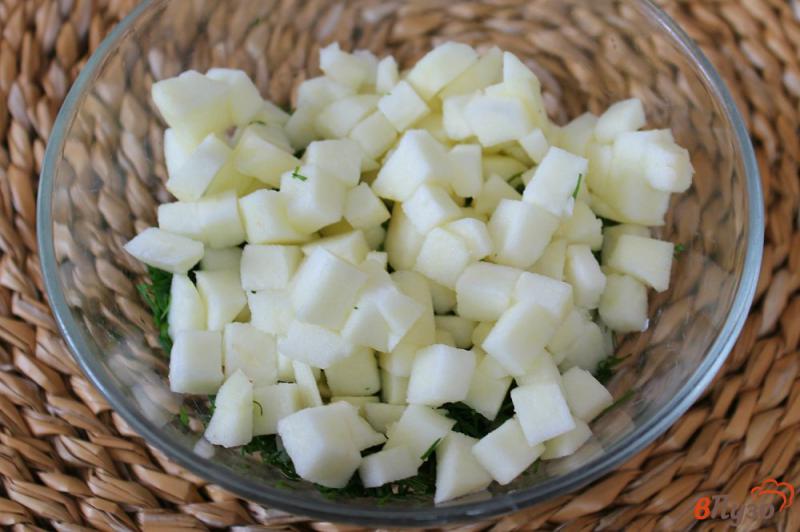 Фото приготовление рецепта: Салат с утиной печенью, яблоками и орехами шаг №4