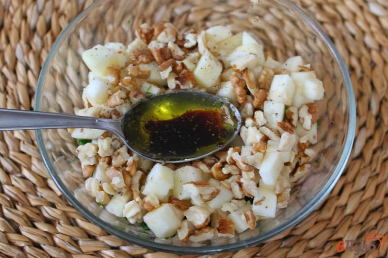 Фото приготовление рецепта: Салат с утиной печенью, яблоками и орехами шаг №6