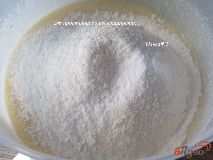 Фото приготовление рецепта: Сметанный кекс с кокосовой стружкой шаг №2