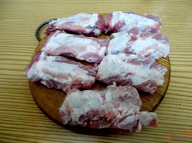 Фото приготовление рецепта: Свиные рёбрышки тушёные с картошкой шаг №2