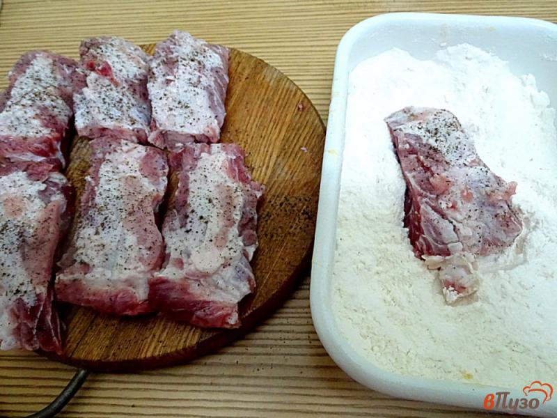 Фото приготовление рецепта: Свиные рёбрышки тушёные с картошкой шаг №3