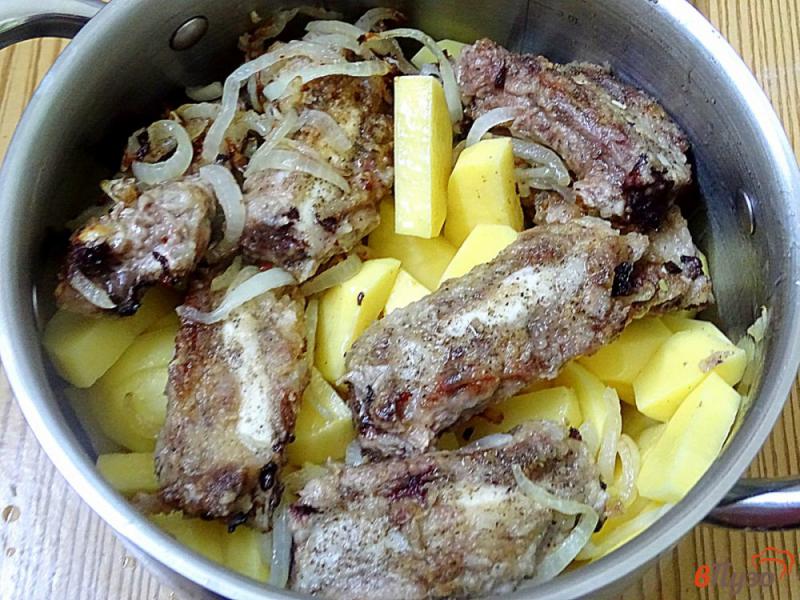 Фото приготовление рецепта: Свиные рёбрышки тушёные с картошкой шаг №5
