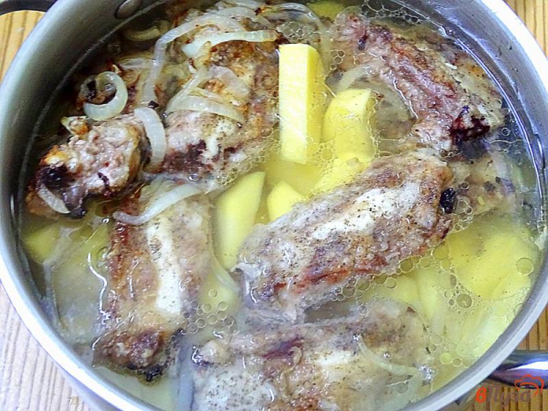 Фото приготовление рецепта: Свиные рёбрышки тушёные с картошкой шаг №6