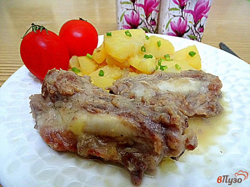Фото приготовление рецепта: Свиные рёбрышки тушёные с картошкой шаг №7