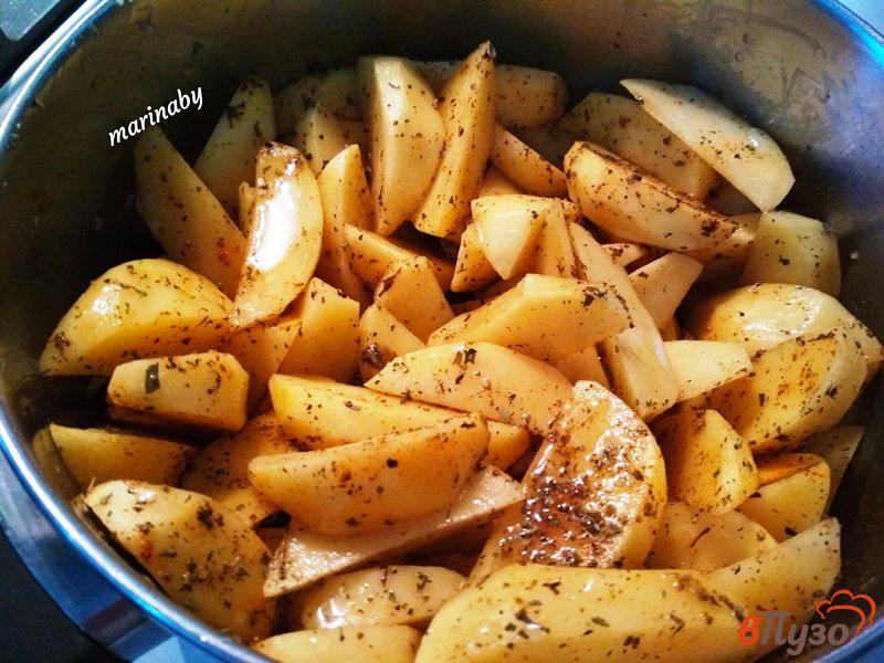 Фото приготовление рецепта: Картофель по-деревенски с куркумой шаг №3