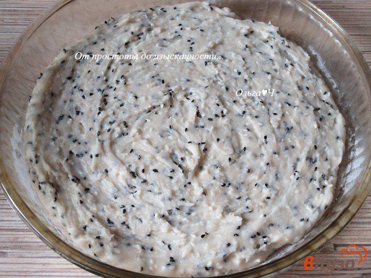 Фото приготовление рецепта: Пирог на рассоле с кунжутом шаг №4