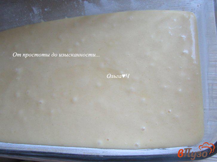 Фото приготовление рецепта: Творожный пирог со сливой и штрейзелем шаг №4