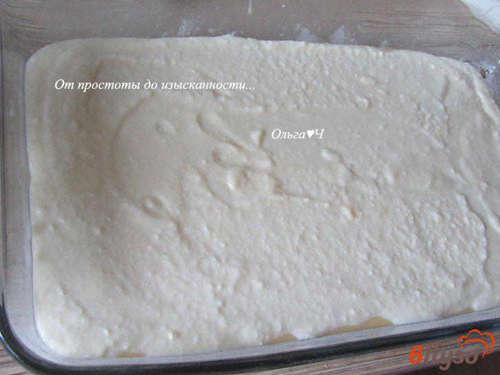 Фото приготовление рецепта: Творожный пирог со сливой и штрейзелем шаг №6