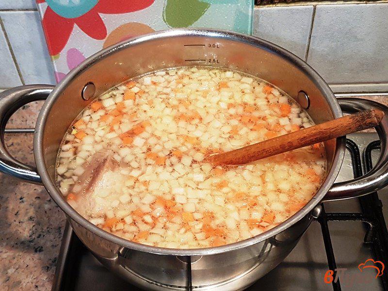 Фото приготовление рецепта: Овощной суп со свиными ребрышками шаг №4