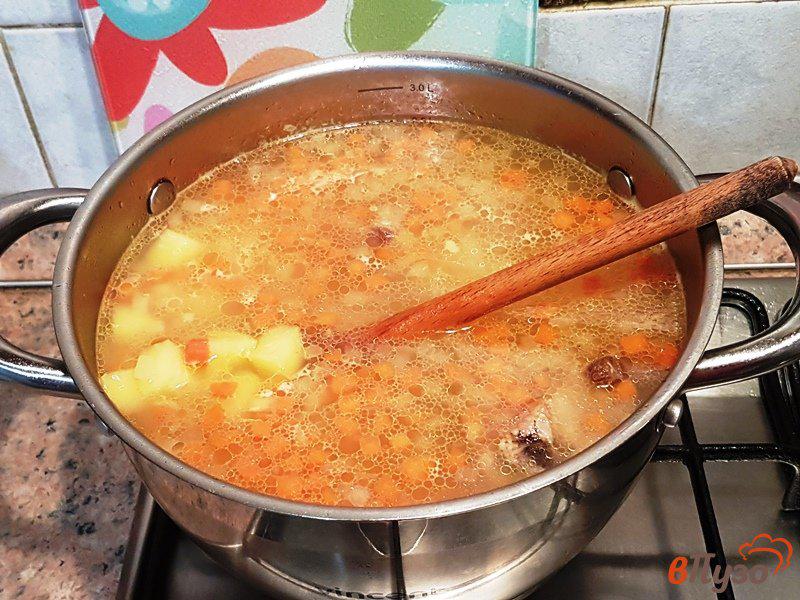 Фото приготовление рецепта: Овощной суп со свиными ребрышками шаг №5