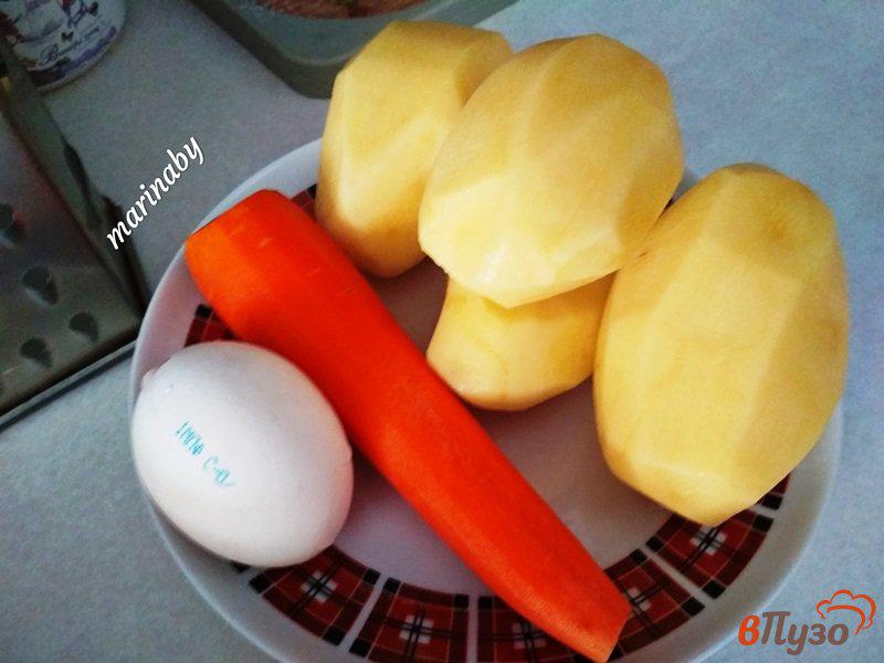 Фото приготовление рецепта: Картофельные драники с морковью шаг №1