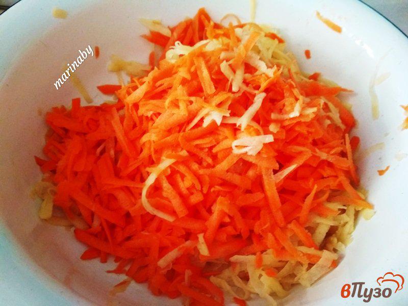 Фото приготовление рецепта: Картофельные драники с морковью шаг №2
