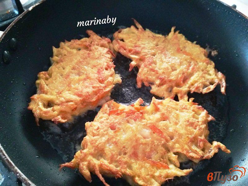 Фото приготовление рецепта: Картофельные драники с морковью шаг №6