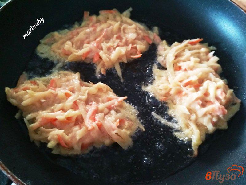 Фото приготовление рецепта: Картофельные драники с морковью шаг №5