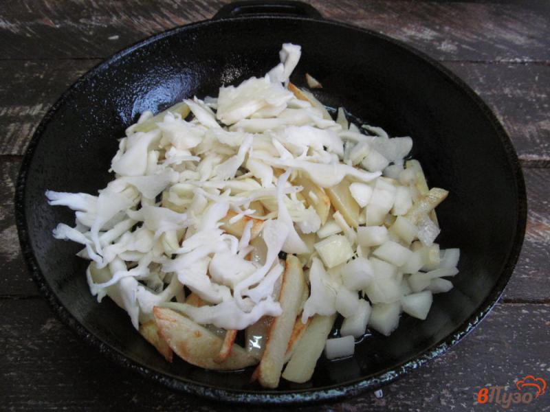 Фото приготовление рецепта: Жареный картофель с капустой шаг №5