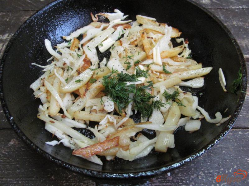 Фото приготовление рецепта: Жареный картофель с капустой шаг №6