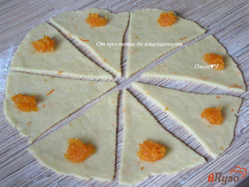 Фото приготовление рецепта: Апельсиновые рогалики с тыквенным джемом шаг №3