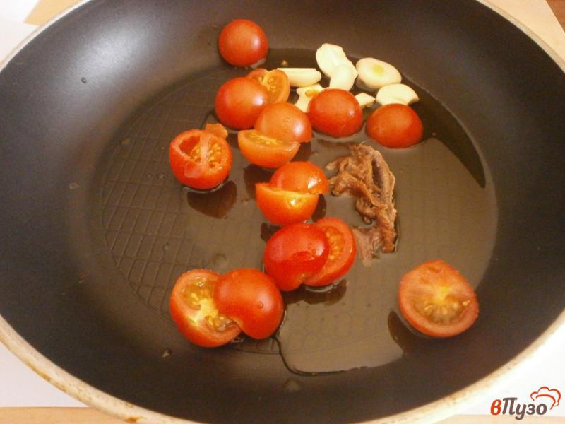 Фото приготовление рецепта: Хек с оливками и помидорами черри шаг №3