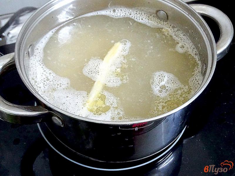 Фото приготовление рецепта: Суп из замороженого щавеля и сметаны шаг №3