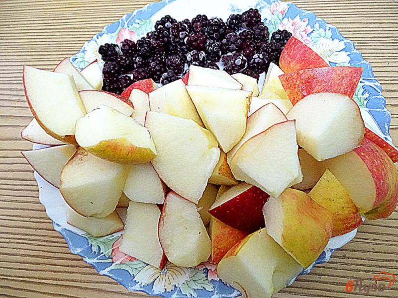 Фото приготовление рецепта: Шарлотка с яблоками, сливами и ежевикой шаг №3