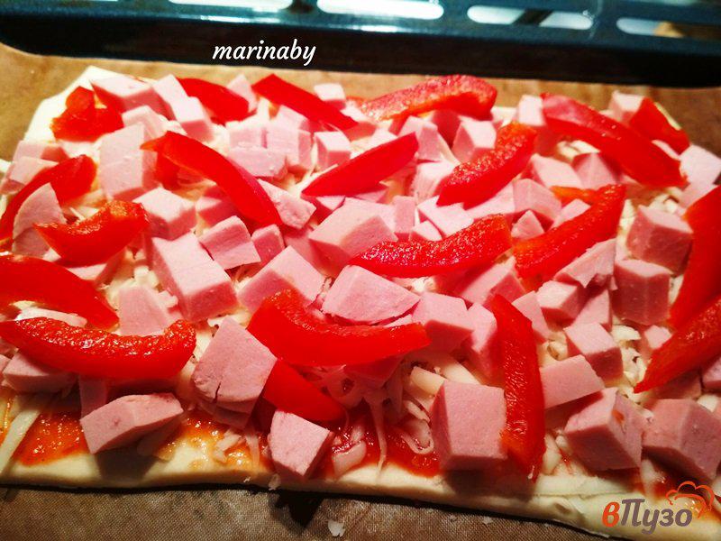 Фото приготовление рецепта: Пицца из слоёного теста шаг №3
