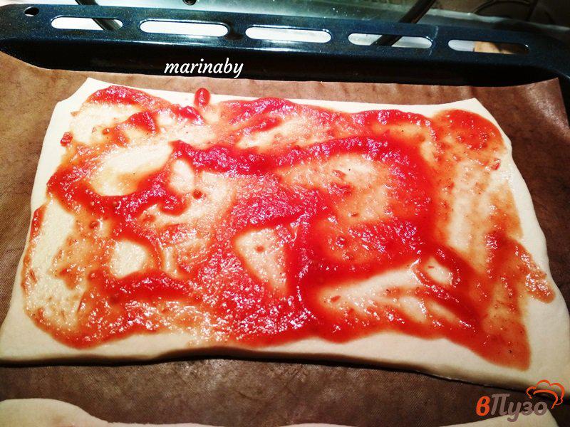 Фото приготовление рецепта: Пицца с полукопченой колбасой на слоеном тесте шаг №1