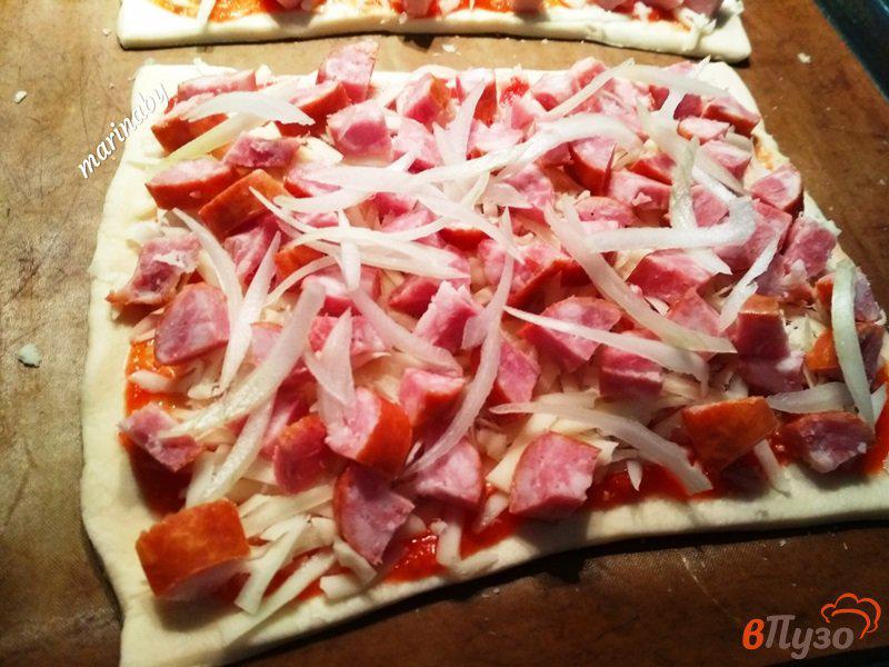 Фото приготовление рецепта: Пицца с полукопченой колбасой на слоеном тесте шаг №3