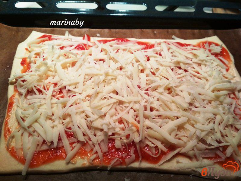 Фото приготовление рецепта: Пицца с полукопченой колбасой на слоеном тесте шаг №2