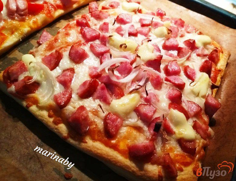 Фото приготовление рецепта: Пицца с полукопченой колбасой на слоеном тесте шаг №4