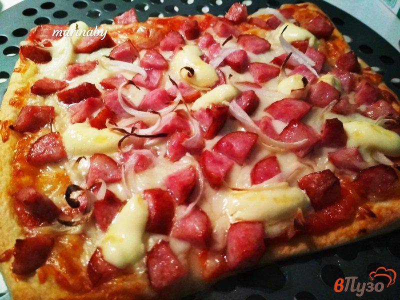 Фото приготовление рецепта: Пицца с полукопченой колбасой на слоеном тесте шаг №5