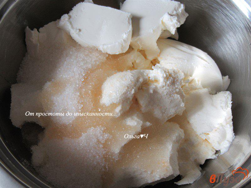 Фото приготовление рецепта: Бисквитный рулет с творожным сыром и апельсином шаг №6