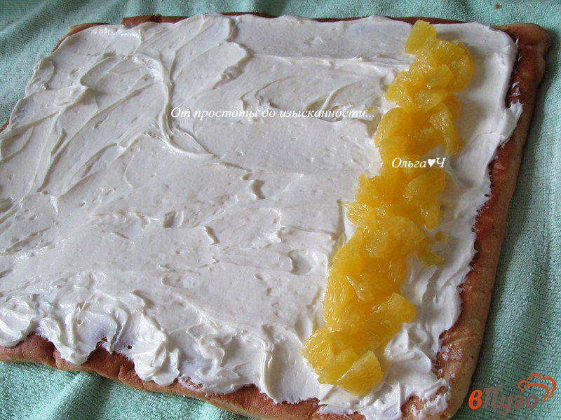 Фото приготовление рецепта: Бисквитный рулет с творожным сыром и апельсином шаг №7