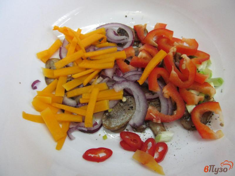 Фото приготовление рецепта: Овощной салат с тыквой и шампиньоном шаг №5