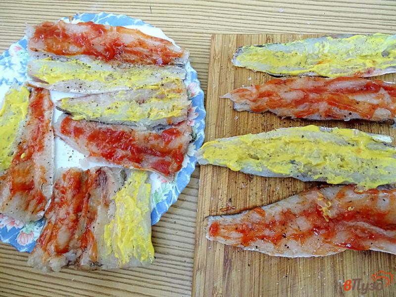Фото приготовление рецепта: Хек жареный с кетчупом и горчицей шаг №5