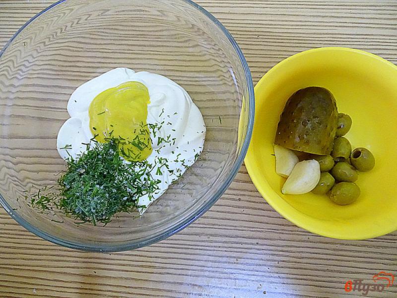 Фото приготовление рецепта: Соус с солёными ргурцами и оливками шаг №1