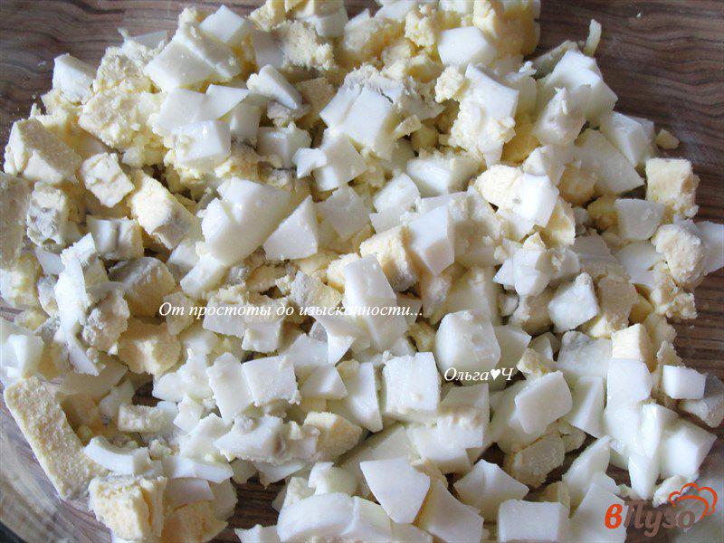 Фото приготовление рецепта: Яичный салат с грибами и сыром шаг №1