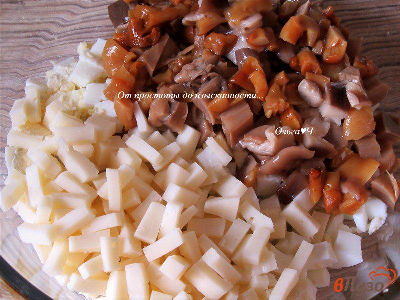 Фото приготовление рецепта: Яичный салат с грибами и сыром шаг №2