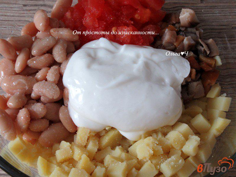 Фото приготовление рецепта: Салат с  фасолью, картофелем, грибами и помидором шаг №2
