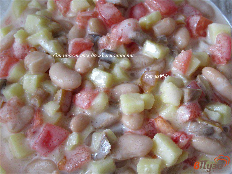 Фото приготовление рецепта: Салат с  фасолью, картофелем, грибами и помидором шаг №3