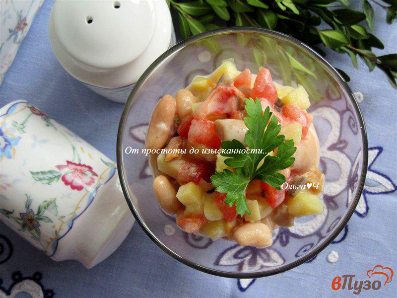 Фото приготовление рецепта: Салат с  фасолью, картофелем, грибами и помидором шаг №4
